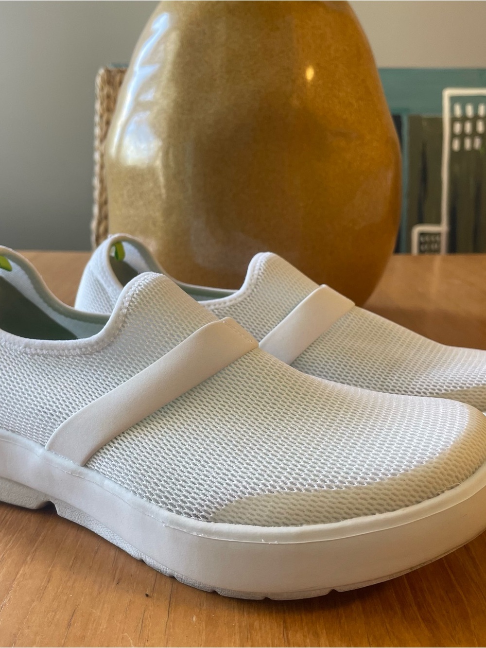 OOFOS OOmg Low Mesh White Citron Recovery Shoes Women's 9